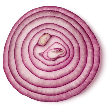 Kırmızı soğan dilimi beyaz arkaplanda izole edilmiş. Üst manzara, düz uzanma.