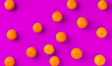 Leylak arka plan üzerinde taze portakal mandalina veya mandalina Meyve desen. Düz yatıyordu, üstten bak. Pop art tasarımı, yaratıcı yaz konsepti. Minimal tarzda narenciye.