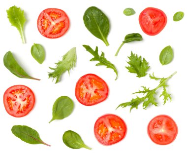 Domates dilimleri ve salata yapraklarından oluşan yaratıcı bir düzen. Düz yerde, üst tarafta. Yemek konsepti. Beyaz arka planda izole edilmiş sebzeler. Gıda bileşenleri kalıbı.