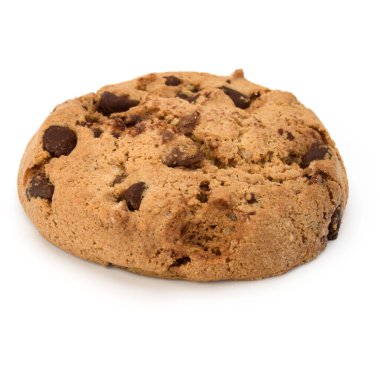 Beyaz arka plan üzerinde izole bir çikolata parçalı kurabiye. Tatlı bisküvi. Ev yapımı pasta.