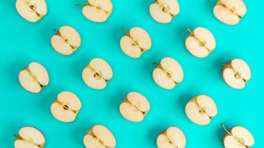 Mavi arka planda meyve deseni. Apple geometrik düzeni yarıya indirir. Düz yatıyordu, üstten bak. Gıda arka plan ... Pop art tasarım, yaratıcı yaz konsepti.