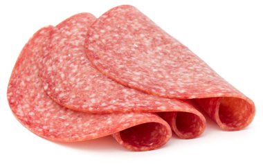 Beyaz arka planda izole edilmiş salam tütsülenmiş sosis dilimleri