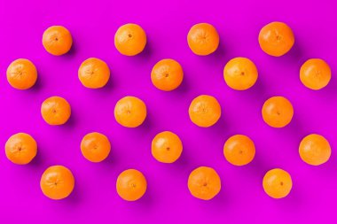 Leylak arka plan üzerinde taze portakal mandalina veya mandalina Meyve desen. Düz yatıyordu, üstten bak. Pop art tasarımı, yaratıcı yaz konsepti. Minimal tarzda narenciye.