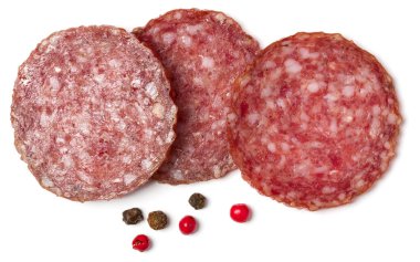 Beyaz arka plan closeup izole salam dilimleri. Sosis üst görünümü.