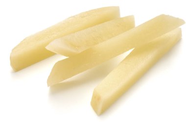 Beyaz arka planda izole edilmiş patates kızartması için hazırlanmış çiğ patates dilimleri.