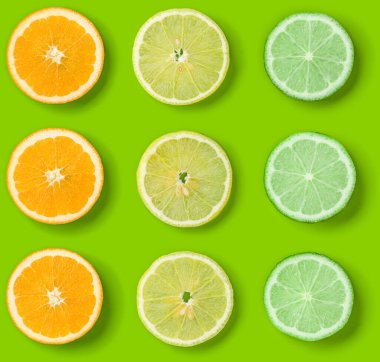 Yeşil arka plan üzerinde Narenciye desen. Portakal, Kireç, Limon dilimleri arka plan. Düz yatıyordu, üst görünümü... Pop art tasarım, yaratıcı yaz konsepti.