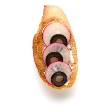 Yüzlü sandviç kanepe veya beyaz arka plan closeup izole crostini açın. Üstten görünüm. Vejetaryen tartarine.