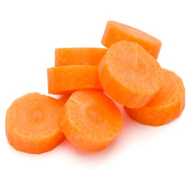 Beyaz arka plan kesme izole doğranmış havuç dilimleri