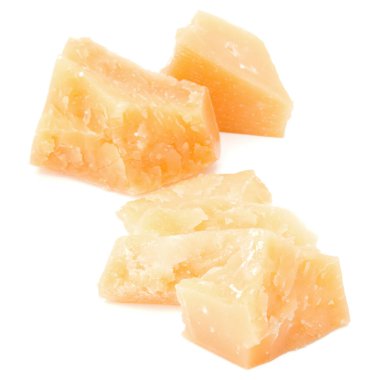 Beyaz arka plan kesme izole rendelenmiş parmesan peyniri