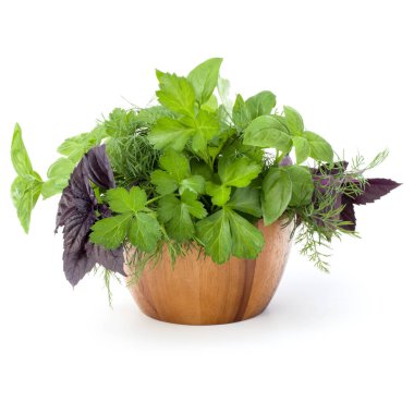 Taze baharat ve otlar üzerinde beyaz arka plan kesme izole hasır sepet içinde. Reyhan, kırmızı fesleğen yaprağı, dereotu ve maydanoz.