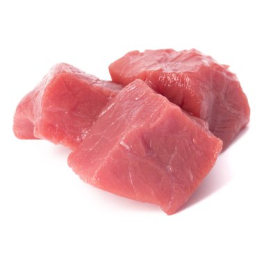 Beyaz arka plan kes şunu om çiğ kıyılmış sığır et parçaları izole.