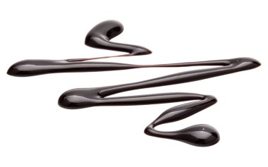 Beyaz arkaplanda izole edilmiş çikolata şurubu damlası