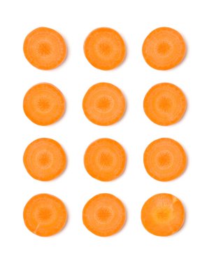 Havuç dilimlerinden yapılmış yaratıcı bir düzen. Düz yerde, üst tarafta. Beyaz arka planda izole edilmiş sebzeler. Gıda bileşeni kalıbı..