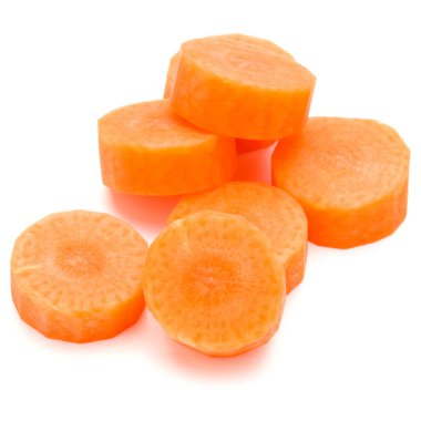 Beyaz arka plan kesme izole doğranmış havuç dilimleri