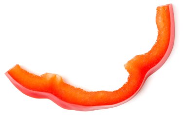 beyaz arka plan kesim izole kırmızı biber dilim parçası. Üst görünüm, düz yatıyordu.