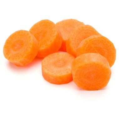 Beyaz arka plan kesme izole doğranmış havuç dilimleri