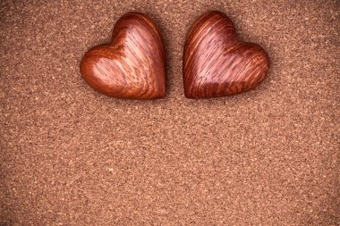 Rustik ahşap zemin üzerine iki ahşap kalp. Valentines gün kavramı. Aşk sembolü. Kopya alanı ile tebrik kartı.