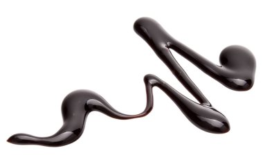 Beyaz arkaplanda izole edilmiş çikolata şurubu damlası