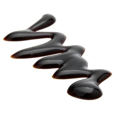 Balsamik sirke krem beyaz arka plan üzerinde izole. İtalyan salata sosu, soslu.