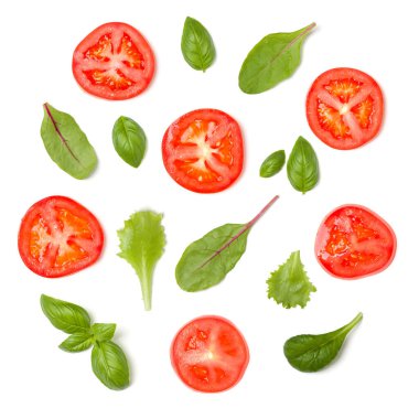 Domates dilimleri ve salata yapraklarından oluşan yaratıcı bir düzen. Düz yerde, üst tarafta. Yemek konsepti. Beyaz arka planda izole edilmiş sebzeler. Gıda bileşenleri kalıbı.