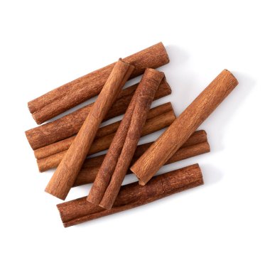 Tarçın çubukları beyaz arka planda izole edilmiş. Canella baharatı. Aromatik baharat arka planı. Düz yatış, üst görünüm.