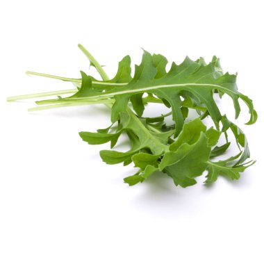 Taze rucola yaprakları yeşil beyaz arka plan üzerinde izole stüdyo çekim kapatın. Roket salata veya roka.