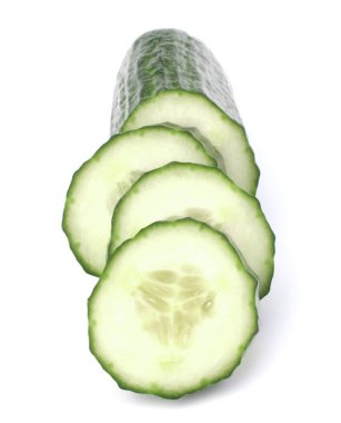 Beyaz arka plan üzerinde kesme izole salatalık dilimleri