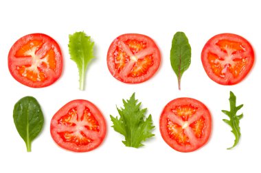 Domates dilimleri ve salata yapraklarından oluşan yaratıcı bir düzen. Düz yerde, üst tarafta. Yemek konsepti. Beyaz arka planda izole edilmiş sebzeler. Gıda malzemeleri kusursuz desen.