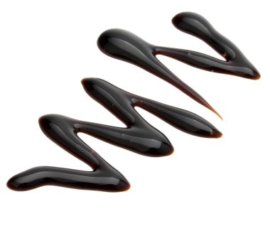 Balsamik sirke krem beyaz arka plan üzerinde izole. İtalyan salata sosu, soslu.