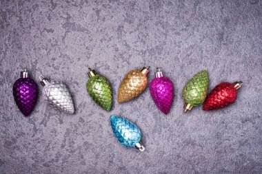 Noel tebrik kartı. Noel şenlikli arka plan. Yeni yıl sembolü. Koni.