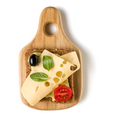 Açık yüzlü peynir sandviç kanepe veya crostini beyaz arka plan closeup izole bir ahşap hizmet gemide. Üstten görünüm. Vejetaryen tartarine.