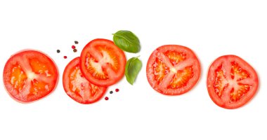 Domates dilimleri ve fesleğen yapraklarından oluşan yaratıcı bir düzen. Düz yerde, üst tarafta. Yemek konsepti. Beyaz arka planda izole edilmiş sebzeler. Gıda bileşenleri kalıbı.