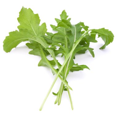 Taze rucola yaprakları yeşil beyaz arka plan üzerinde izole stüdyo çekim kapatın. Roket salata veya roka.