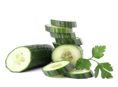 Beyaz arka plan üzerinde kesme izole salatalık dilimleri