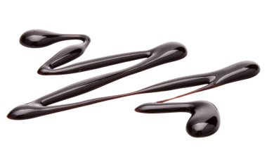 Beyaz arkaplanda izole edilmiş çikolata şurubu damlası