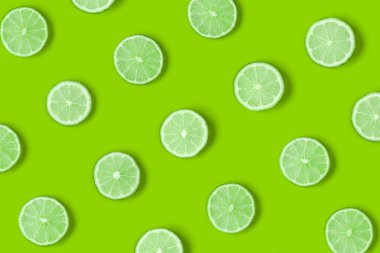 Yeşil zemin üzerine kireç dilim meyve deseni. Düz yatıyordu, en iyi görünümü.