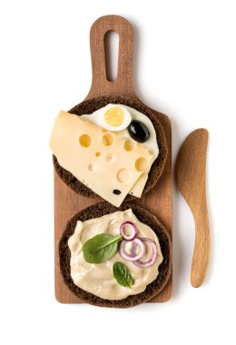 Açık yüzlü peynir sandviç kanepe veya crostini beyaz arka plan closeup izole bir ahşap hizmet gemide. Üstten görünüm. Vejetaryen tartarine.