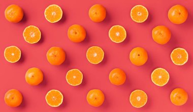 Canlı mercan arka plan taze portakal mandalina veya mandalina meyve desen. Düz yatıyordu, üstten bak. Pop art tasarımı, yaratıcı yaz konsepti. Minimal tarzda narenciye.