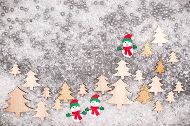 Noel tebrik kartı. Noel şenlikli arka plan. Yeni yıl sembolü. Kardan adam.