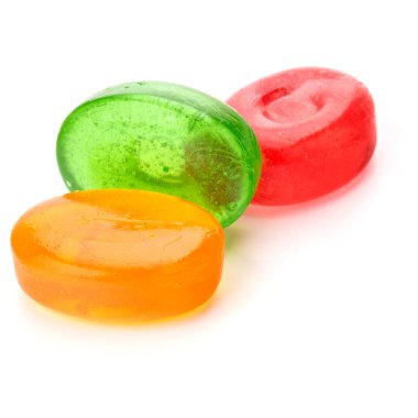 Üç renkli meyve sert şekerler, haşlanmış şeker veya şeker Erik izole beyaz arka plan kesme şeker
