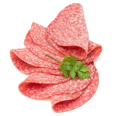 Beyaz arka planda izole edilmiş salam tütsülenmiş sosis dilimleri