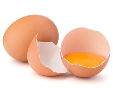 Yumurta yumurta kabuğu yarısında kırık ve çiğ yumurta beyaz arka plan kesme izole