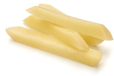 Beyaz arka planda izole edilmiş patates kızartması için hazırlanmış çiğ patates dilimleri.