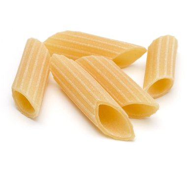 Beyaz arka plan üzerinde izole makarna çeşitleri. Pennoni. Penne rigate.
