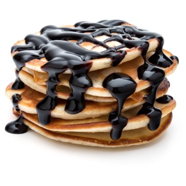 Krep yığını beyaz zemin üzerine çikolata şurubu ile