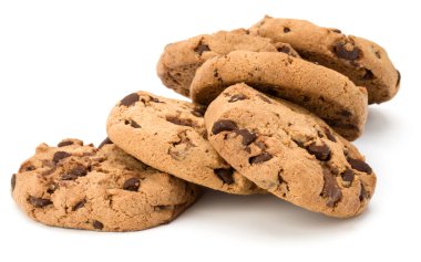 Beyaz arka planda izole edilmiş çikolatalı kurabiyeler. Tatlı bisküviler. Ev yapımı pasta..