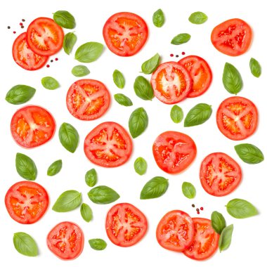 Domates dilimleri ve fesleğen yapraklarından oluşan yaratıcı bir düzen. Düz yerde, üst tarafta. Yemek konsepti. Beyaz arka planda izole edilmiş sebzeler. Gıda bileşenleri kalıbı