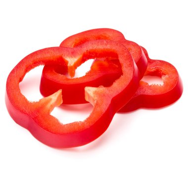 Kırmızı tatlı dolmalık biber dilimleri beyaz arka planda izole edilmiş.