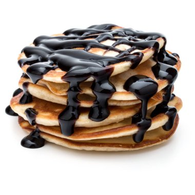 Krep yığını beyaz zemin üzerine çikolata şurubu ile