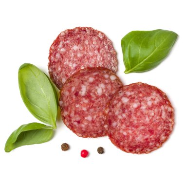 Beyaz arka plan closeup izole salam dilimleri. Sosis ve fesleğen üst görünümü bırakır.